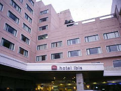 atau hotel?