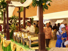 Makan-makan di resepsi pernikahan