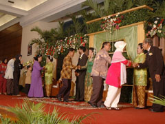 Bersalaman dengan pengantin dan orangtuanya
