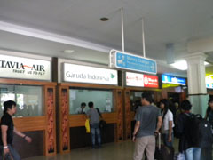 Saya membeli tiket di bandara di Jakarta.