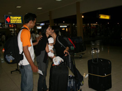 Kakak saya menjemput saya di bandara di Bali.