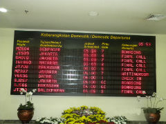 Dari layar di bandara