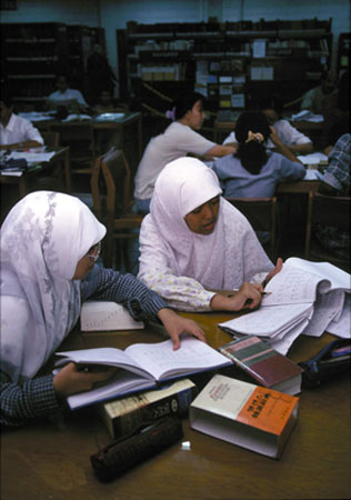 Siswa di perpustakaan Siswa di perpustakaan