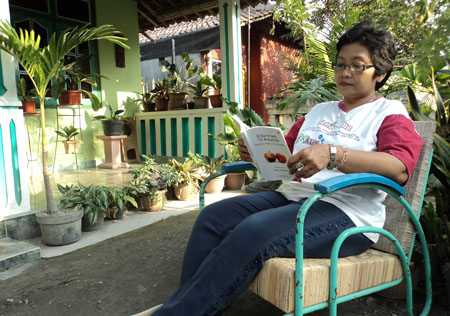 Ibu membaca di kebun